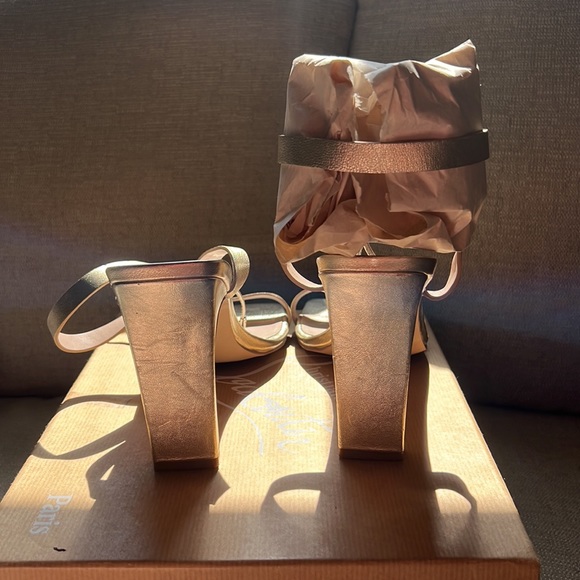 NINE WEST GOLD HEELS - Picture 3 of 6